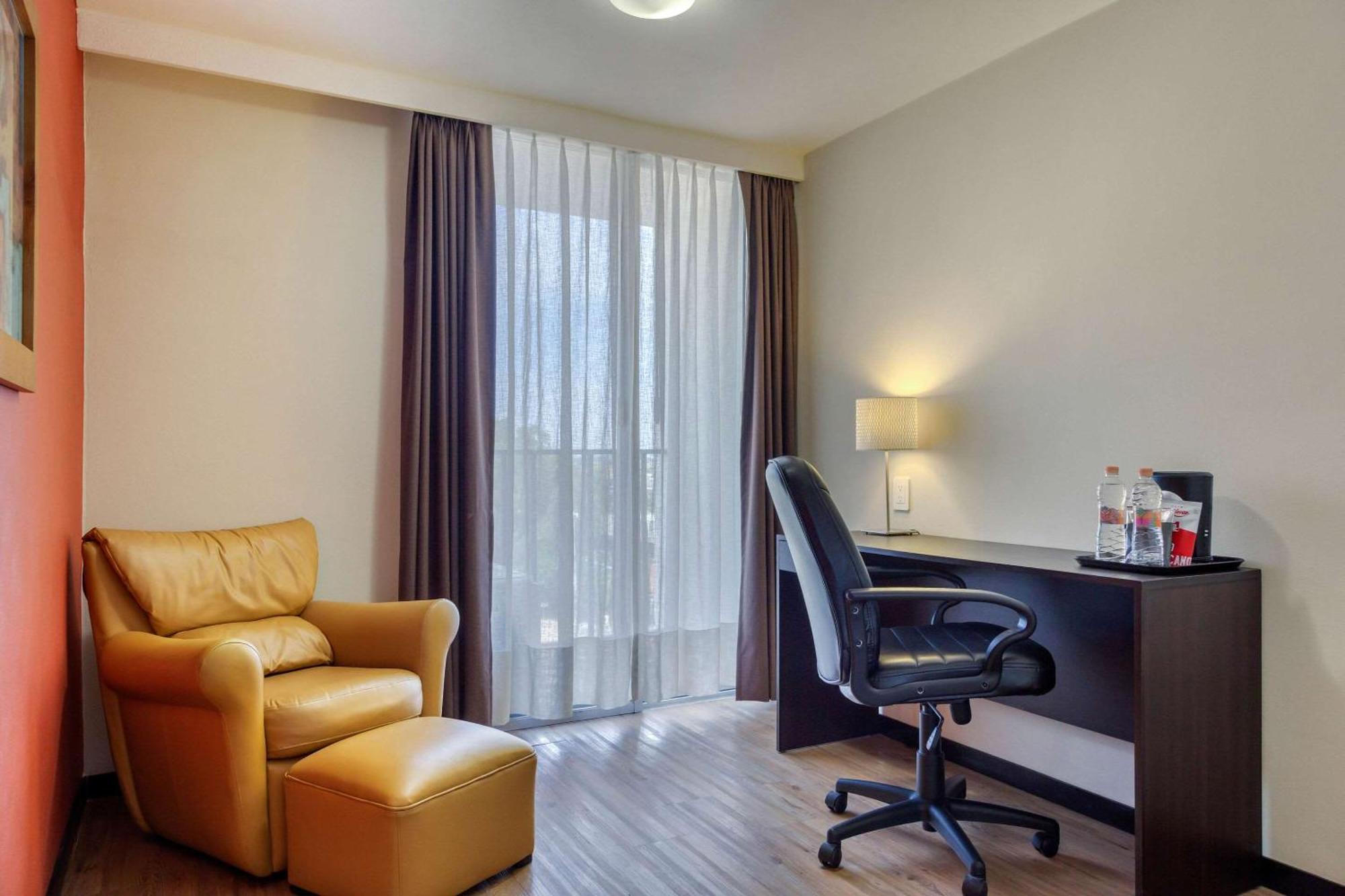 Comfort Inn San Luis Potosí Екстериор снимка